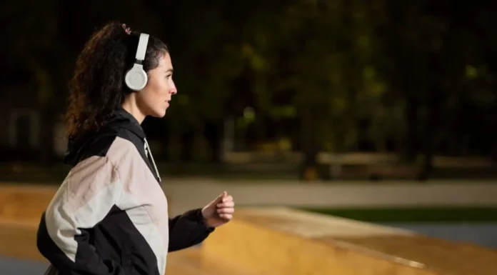 Volume excessivo no fone de ouvido durante exercícios pode trazer riscos à audição; especialista alerta