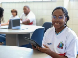 Estudantes da rede estadual têm acesso a quase 8 mil obras em tablets do governo da Bahia