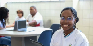 Estudantes da rede estadual têm acesso a quase 8 mil obras em tablets do governo da Bahia