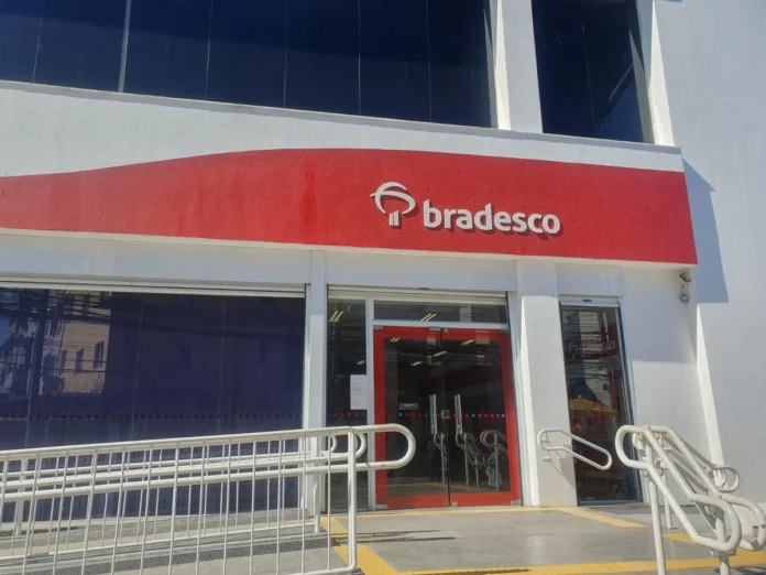 agencia-do-bradesco-2352169-article