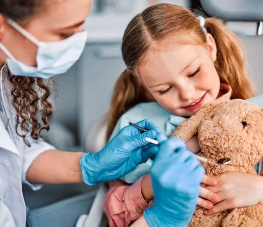O erro que muitos pais cometem e que pode levar os filhos a usar aparelho por mais tempo