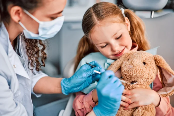 edicasea-ida-ao-dentista-e-importante-para-garantir-a-saude-dos-dentes-das-criancas-imagem-harbucks-shutterstock-m9agu58-1
