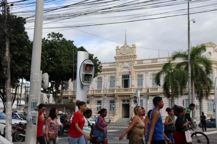 rua-pessoas-andando-caminhado-movimento-centro-prefeitura-sinal-semaforo-governo-Feira-de-Santana-foto-Jefferson-Araujo-Acorda-Cidade-1000x667-1