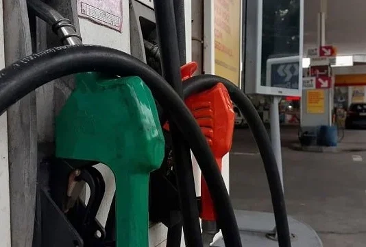 Com alta do petróleo, governo adia fim do desconto na gasolina