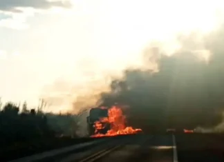 Carreta carregada com soja pega fogo e é destruída por incêndio no Extremo Oeste baiano