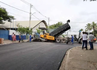Prefeitura realiza pavimentação em ruas do Limoeiro; praça do bairro será reformada