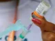 Crianças curadas da leucemia podem precisar tomar todas as vacinas novamente; estudo explica por quê