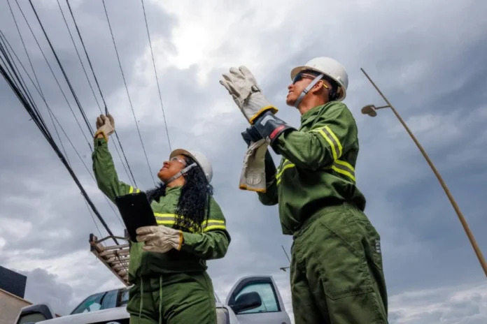 Trabalhadores-da-Neoenergia-Coelba-Foto-Reproducao-Coelba-1000x667-1