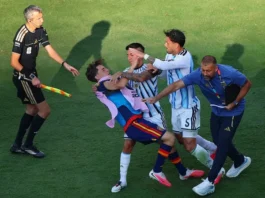 Argentina leva punição pesada e multa milionária da Fifa após briga na final e racismo da torcida
