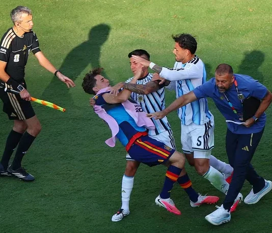 Argentina leva punição pesada e multa milionária da Fifa após briga na final e racismo da torcida