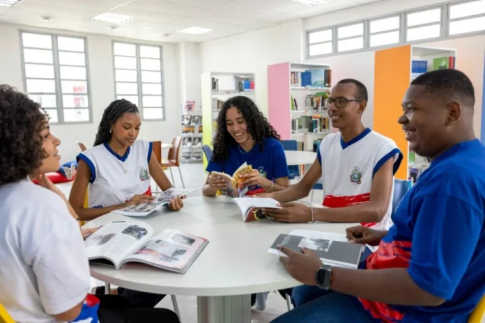 grupo-de-estuantes-amigos-alunos-escola-colegio-foto-Andre-Fofano-1152x768-1