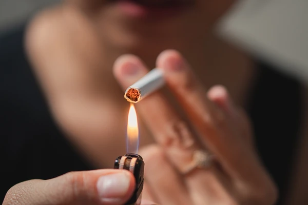 pessoa-fumando-cigarro-3041221-article