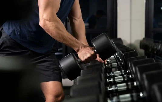 Quem tem colesterol alto pode fazer musculação? Especialistas explicam os benefícios
