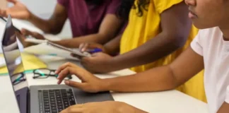Quase metade dos alunos no Brasil usa ferramentas como ChatGPT para estudar